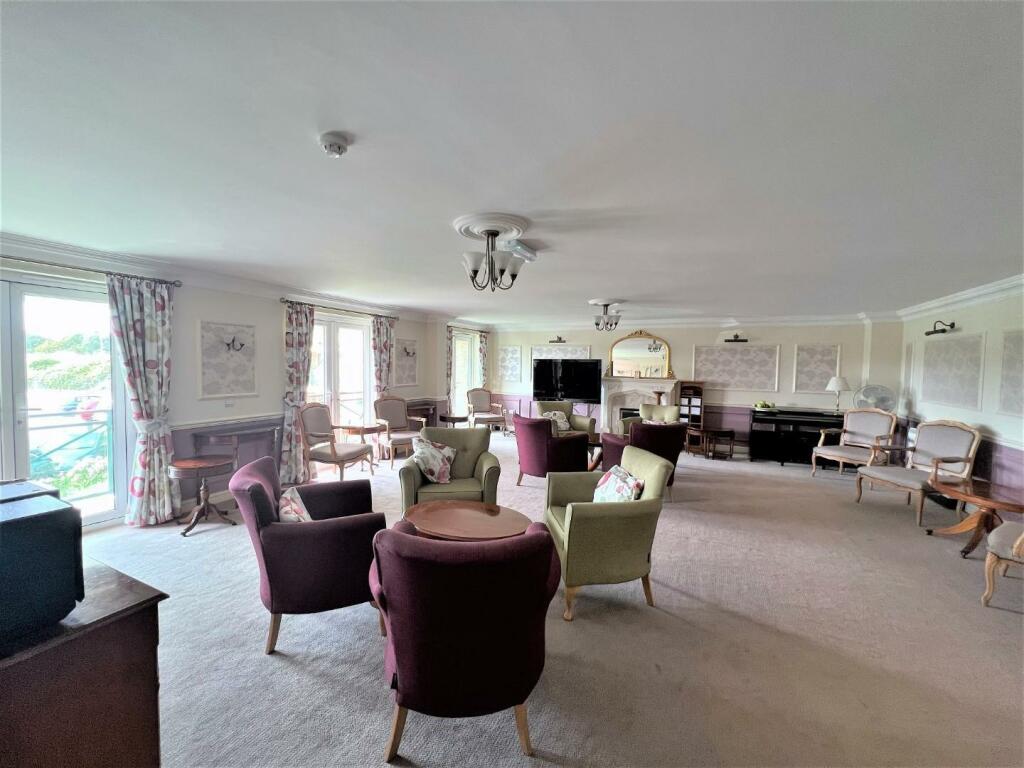 Communal Lounge 1.jpg