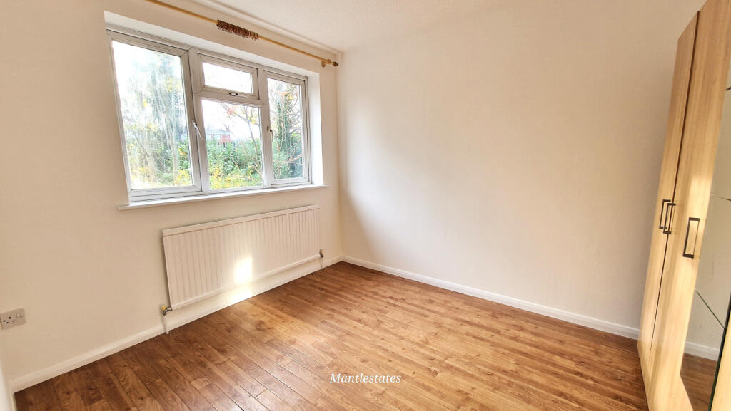 REAR BEDROOM )2_