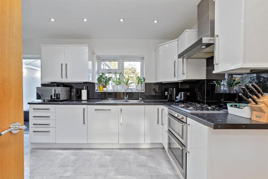 10BirchwoodWay-13.jpg