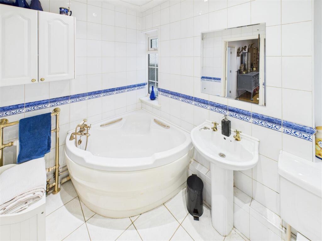 family bathroom 3.jpg