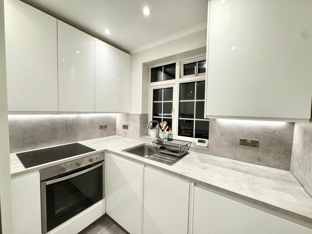 2 bed flat to rent Gomshall Gardens, London CR8