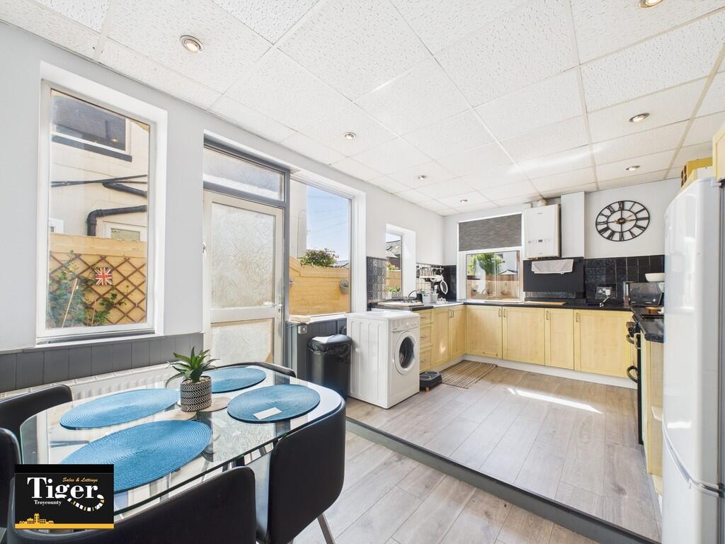 CAM02176G0-PR0561...