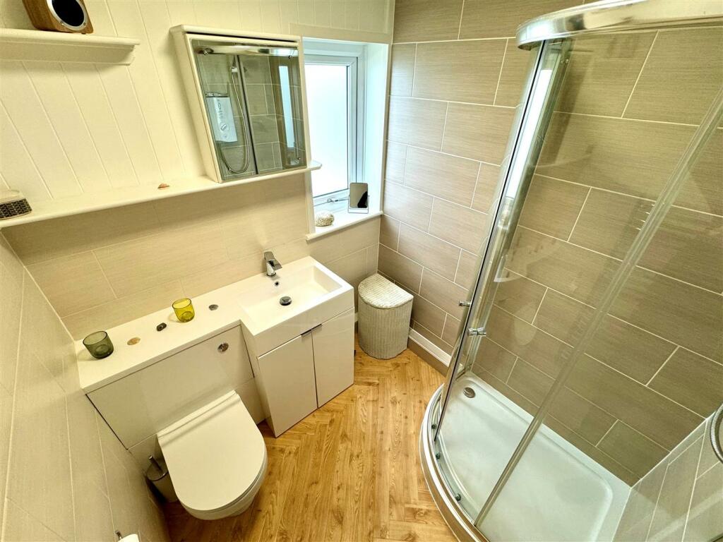 12 High Atlantic Shower Room
