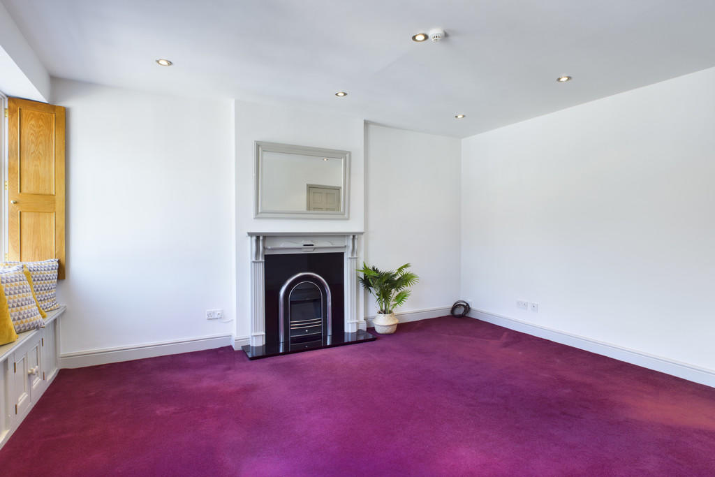 Spacious Lounge -...
