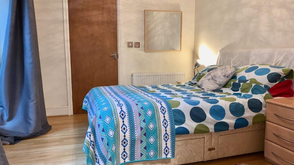 A cozy double bedroom featuring a comfortable b...