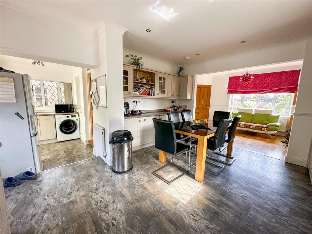 ALTERNATE VIEW OF KITCHEN/DINER