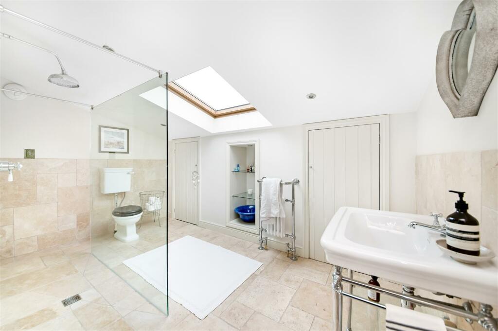 BEDROOM ONE EN-SUITE