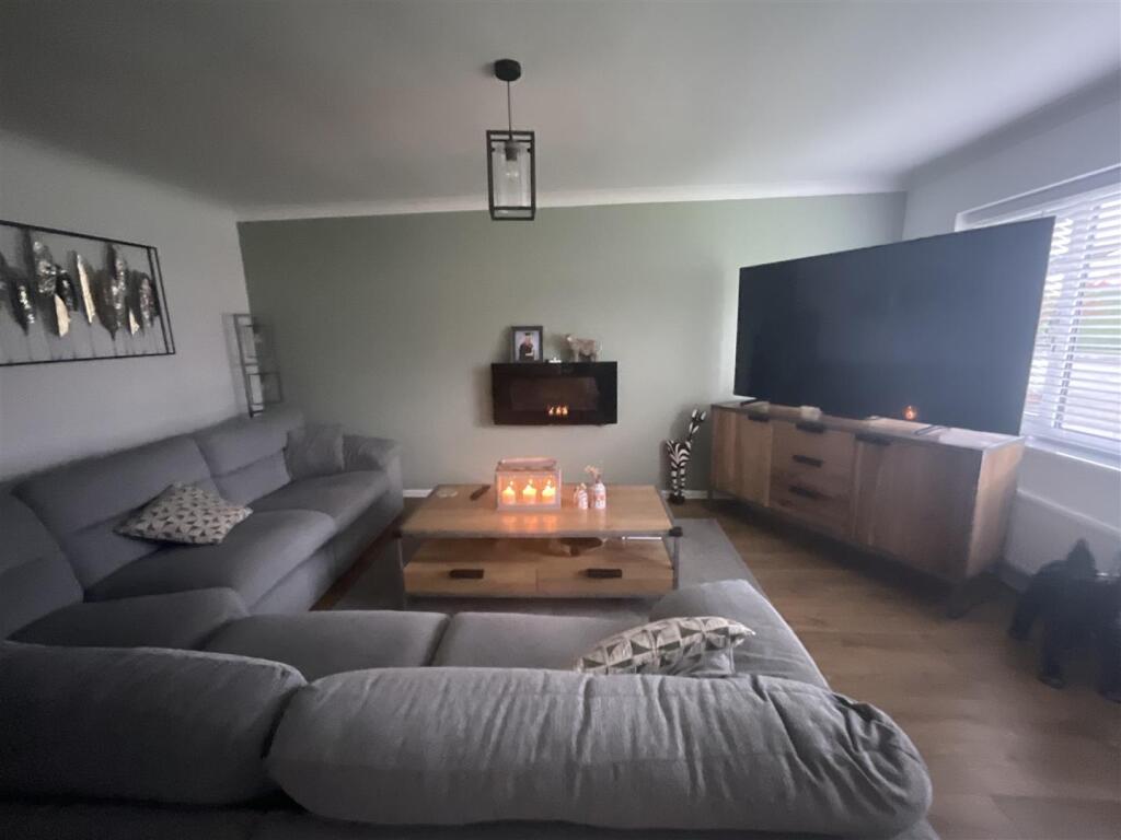 "L" Shaped Lounge Diner