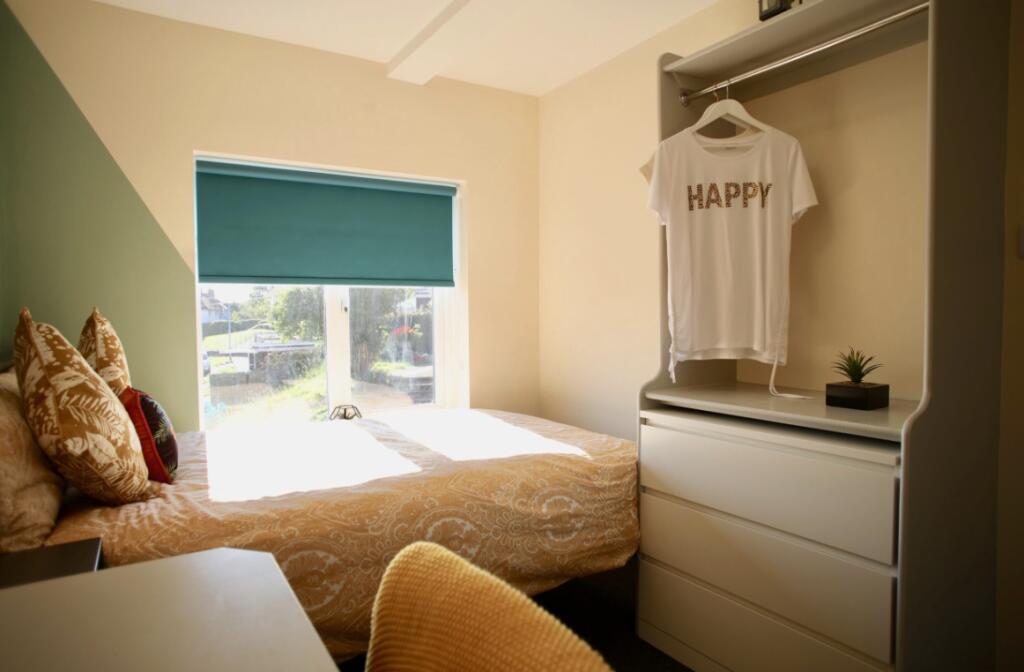 Bright and inviting double bedroom featuring co...