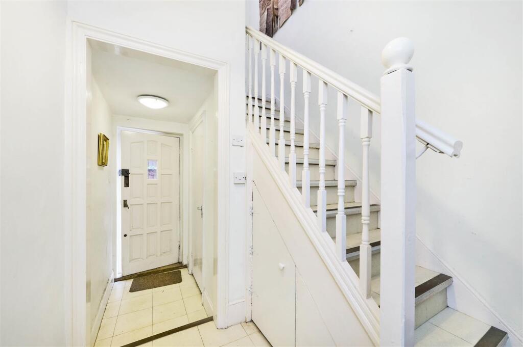 James_Anderson_-_Connaught_Avenue_London_SW14_7RH_