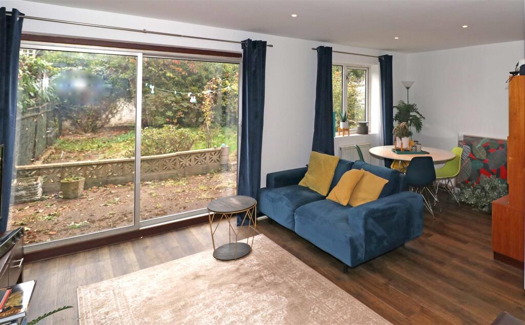 16 Vine Lounge 2.jpg