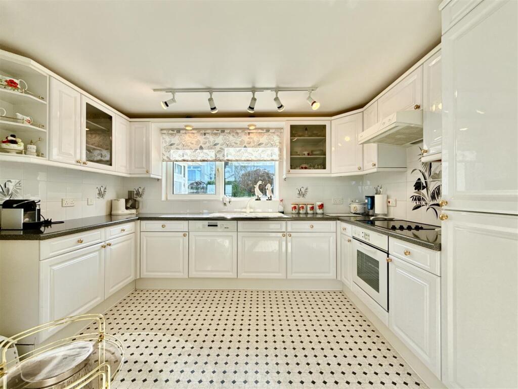 Kitchen Breakfast Room.JPG