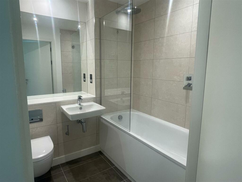 Bathroom 2.jpg