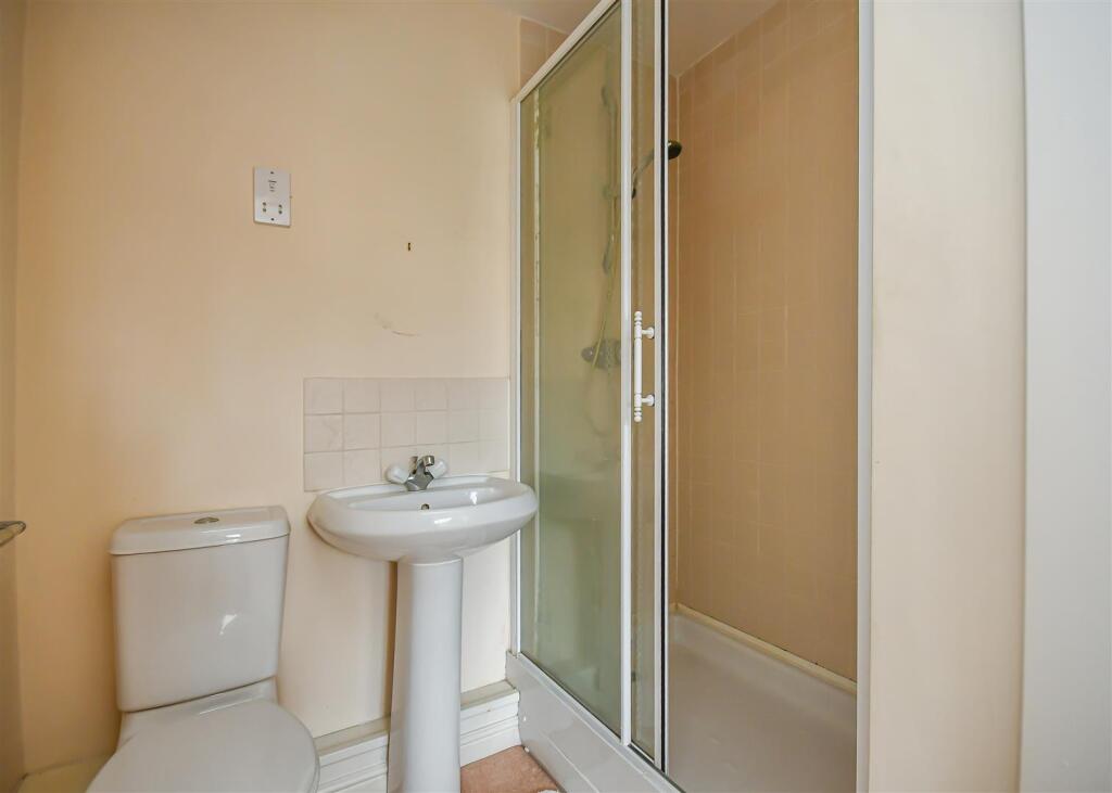 37 Pennant Court-En Suite.jpg
