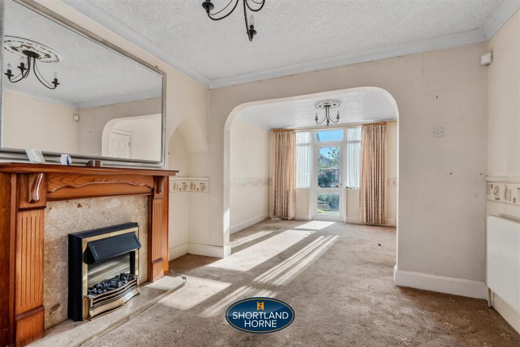 lounge/dining room