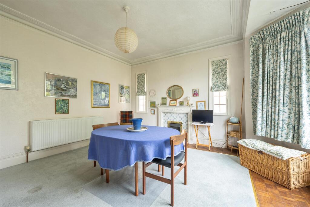 Monkhams Avenue, IG8