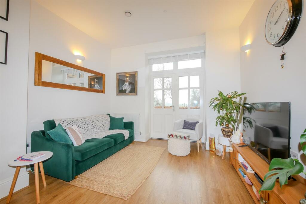LOUNGE AREA