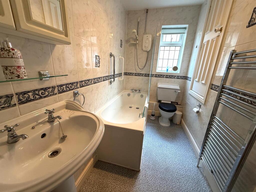 Bathroom 1 .jpg