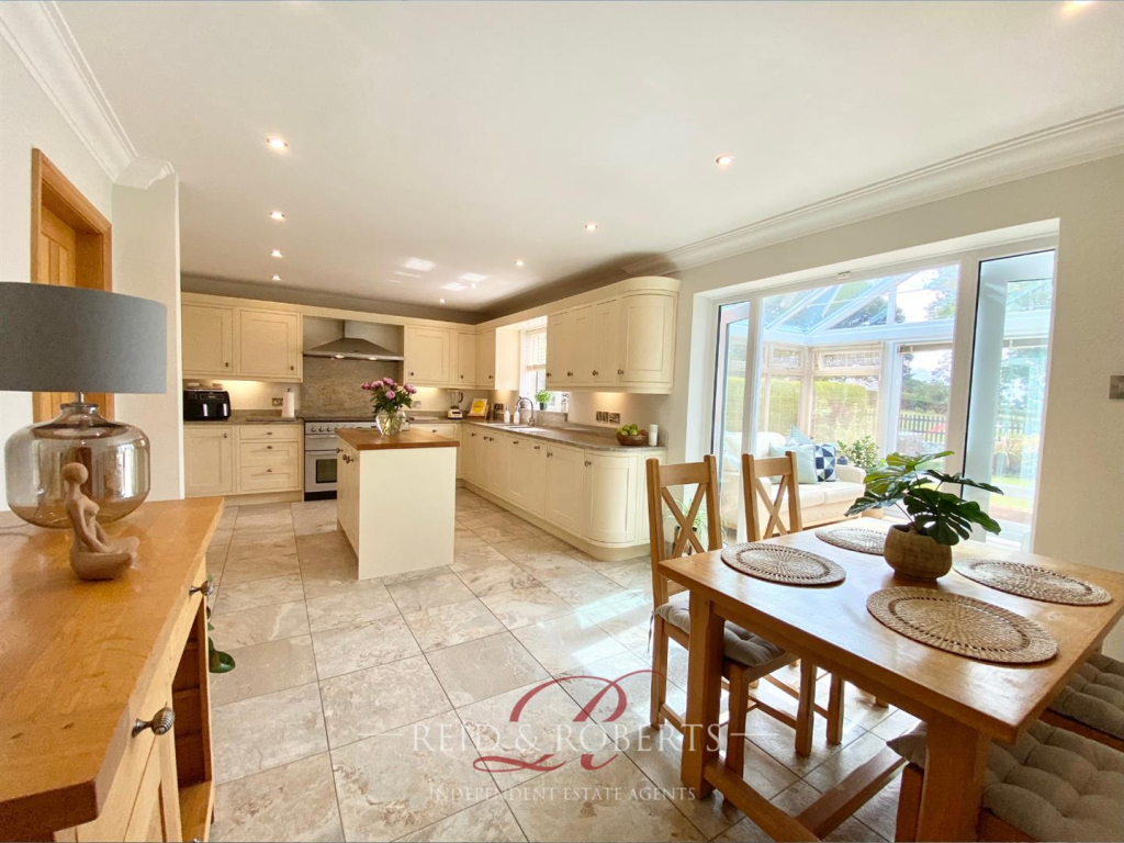 Kitchen/ Breakfast Room