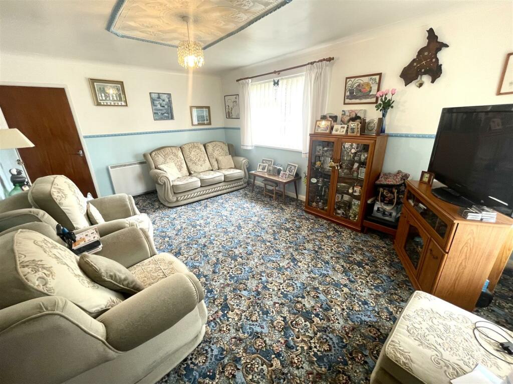 DOUBLE ASPECT LOUNGE :