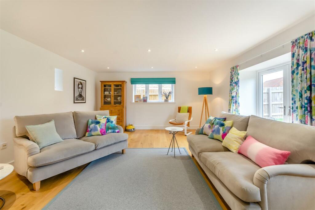 8583926-interior02.jpg