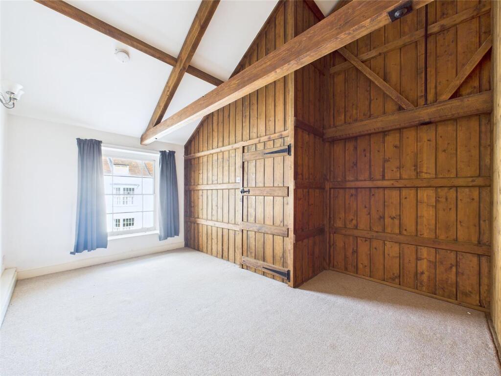 29 - LARGE HOUSE WITH ATTACHED 3- BED ANNEX THORNB