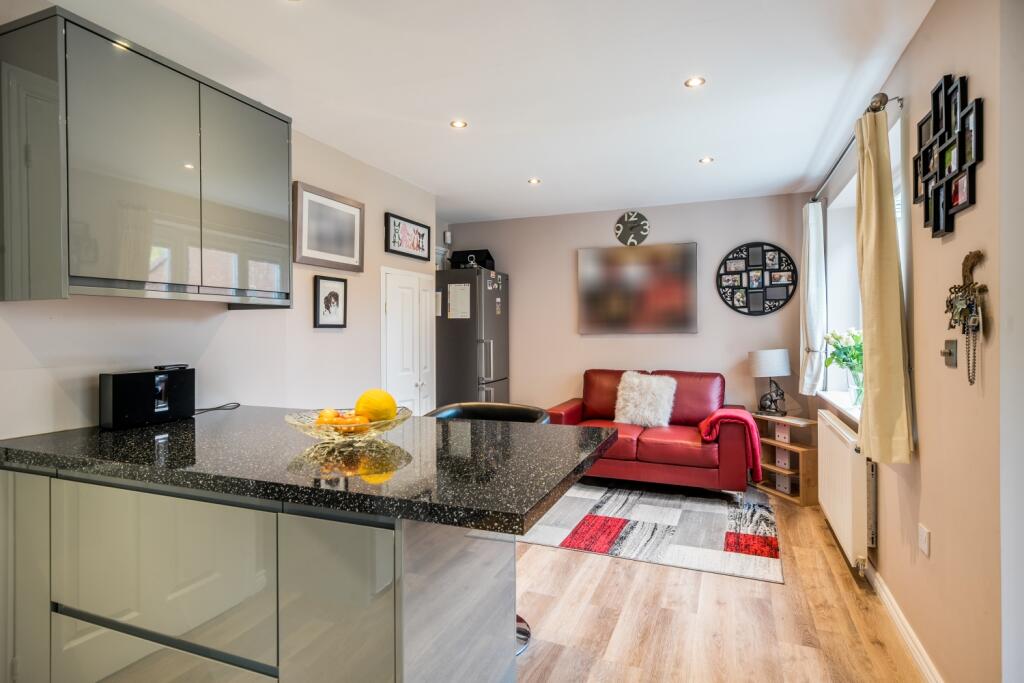 1373750-10-690252c23c818