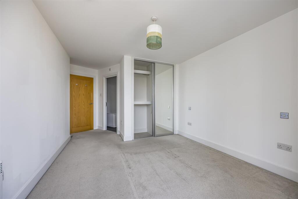 19 Centurion Court, Gunwharf Quays, Portsmouth-Por