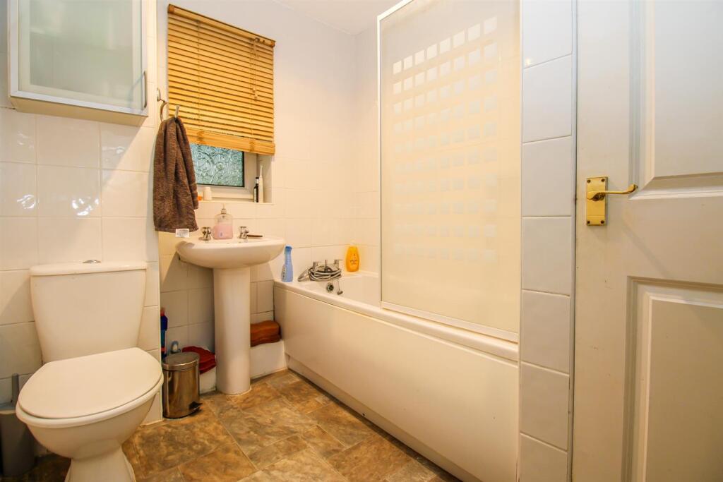 BATHROOM/W.C.