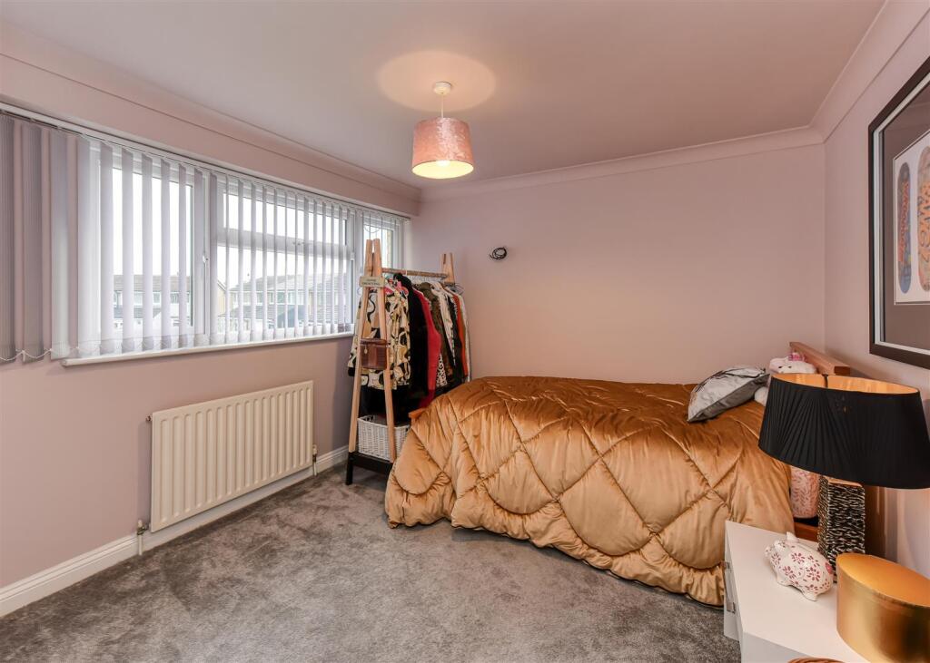 13 The Square-bed2.jpg