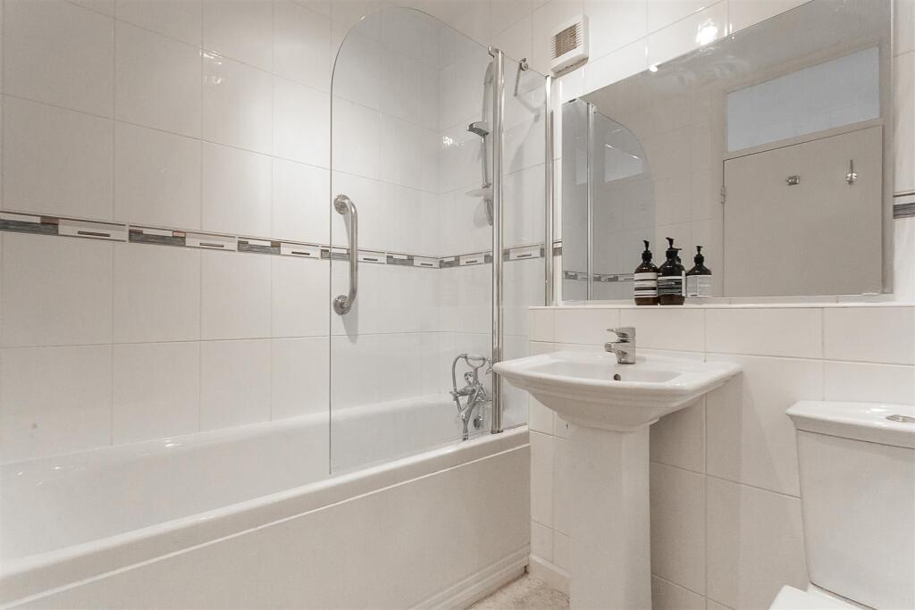 En-Suite Bathroom (Bedroom One)
