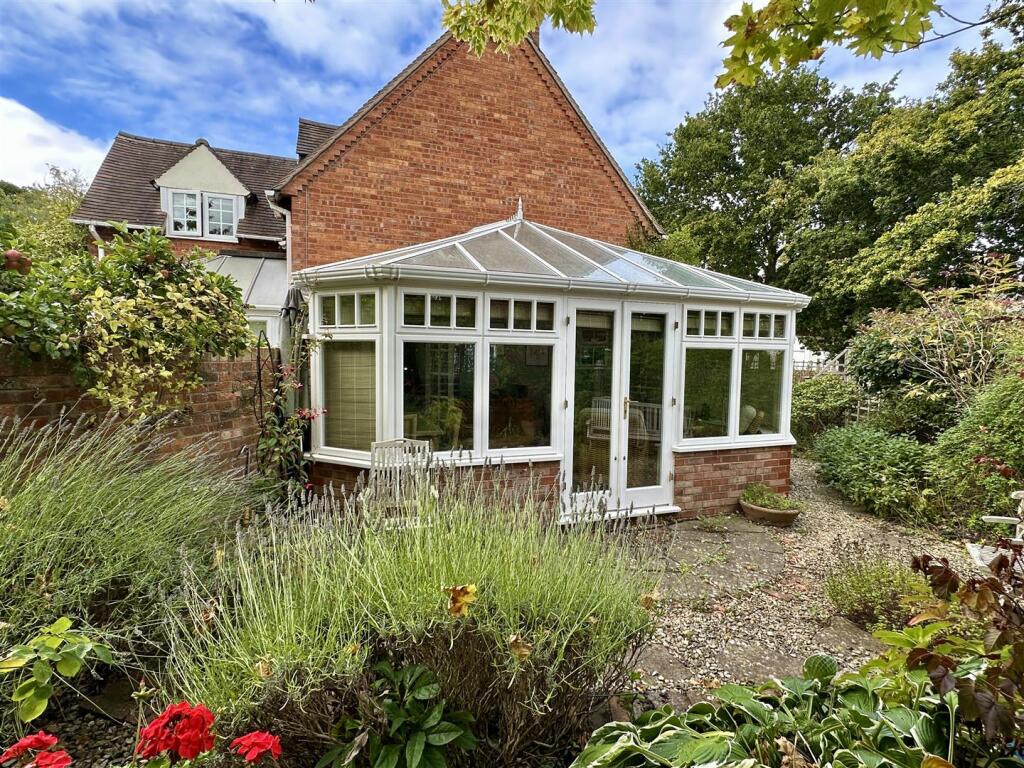 side garden to conservatory