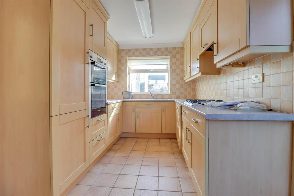 18 HIGHCLIFFE WAY 2025-8.jpg