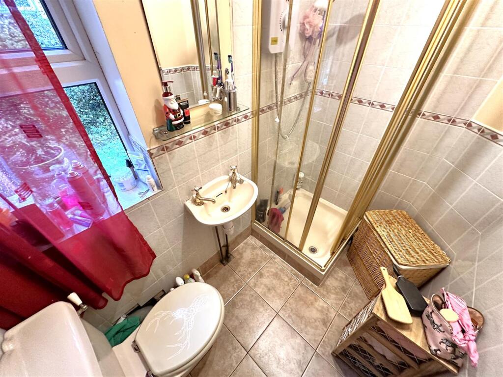 GF Shower Room/En-Suite 555