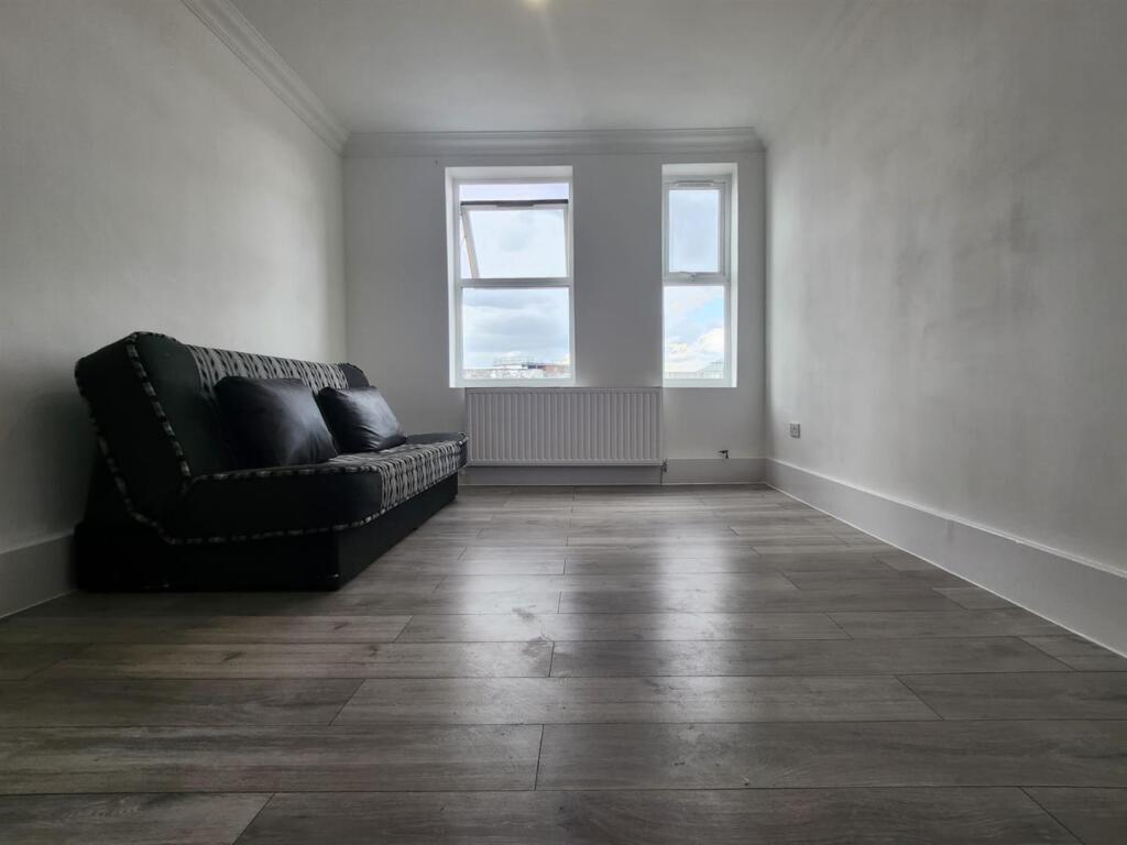 LIVING ROOM.jpg