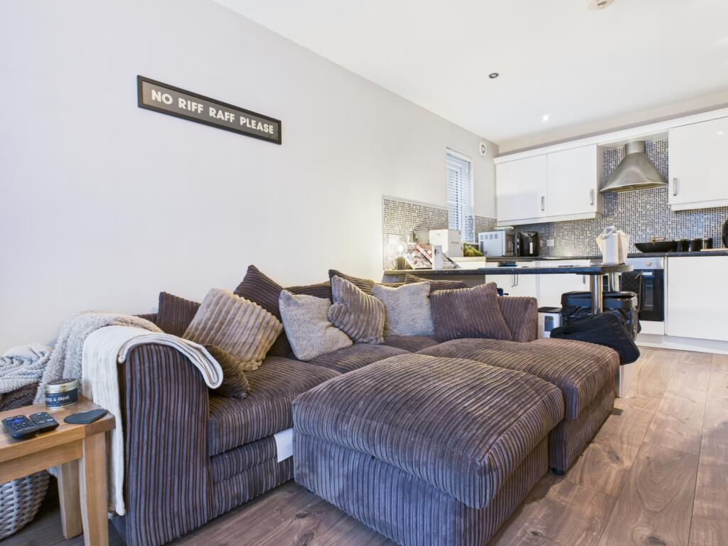 CAM03729G0-PR0187-STILL008