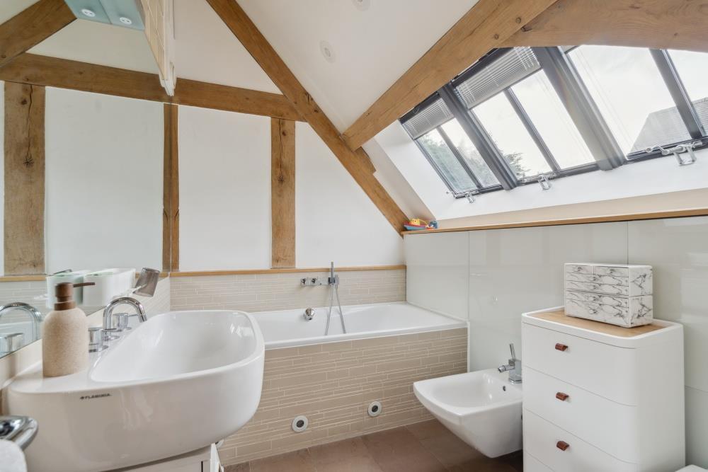 bed one en-suite bathroom.jpg