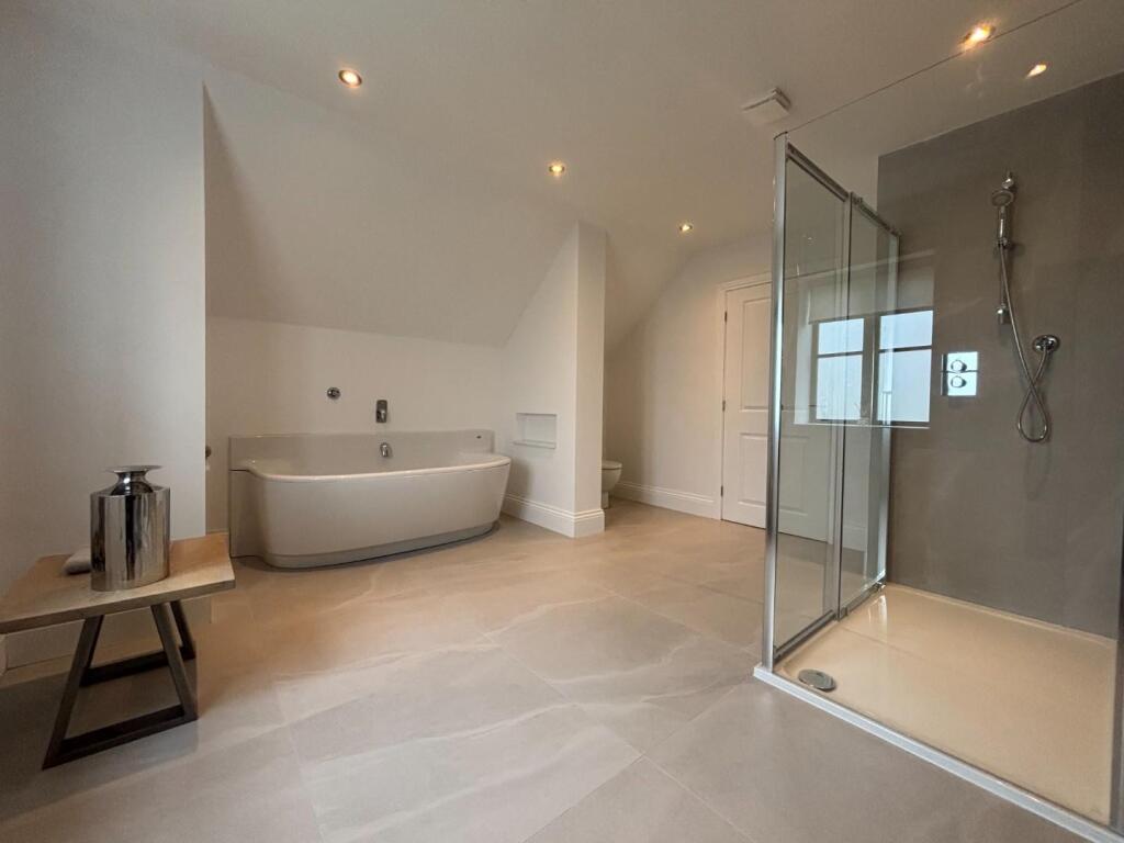 Main Bath 2.jpeg
