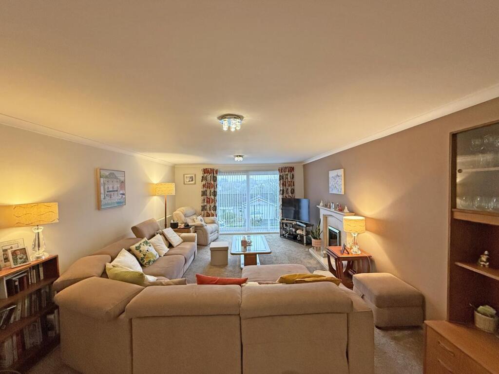 Dunraven Drive 81 - Lounge 2.jpg