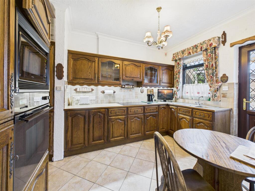 Kitchen: