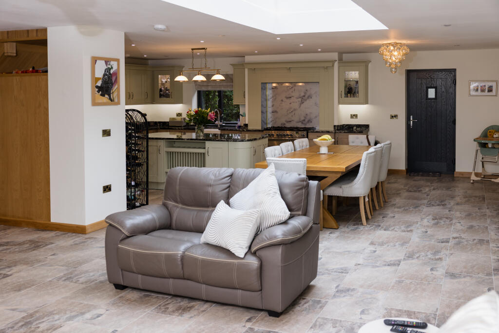 2025-08-07 WALKER &amp; LEWIS-CEFN-18