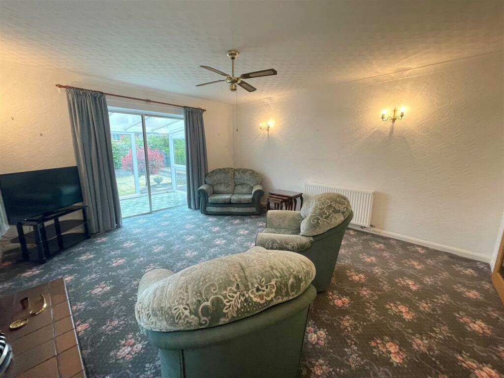 LOUNGE 2.jpg