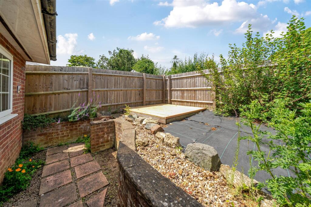 63 Simons Walk, Pattishall
