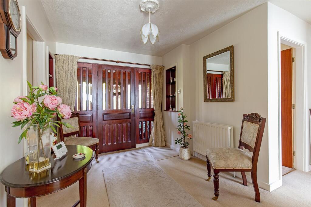 Entrance Hall-2.jpg