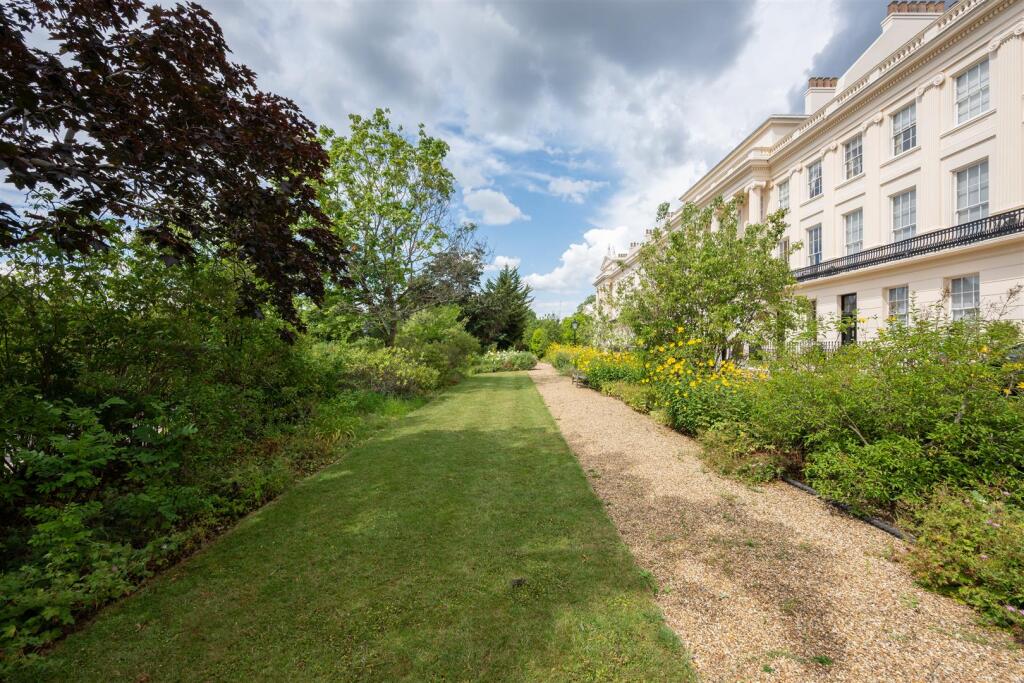 Flat 5, 2 Gloucester Gate Lo-15.jpg