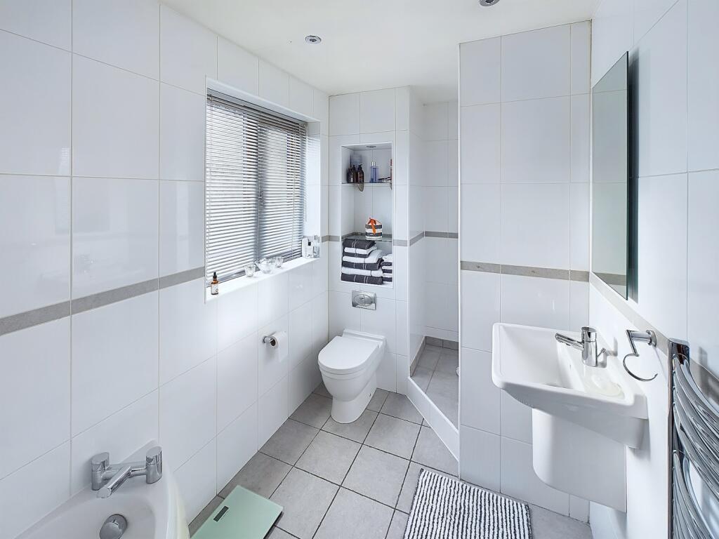 CAM04233G0-PR0009-STILL042