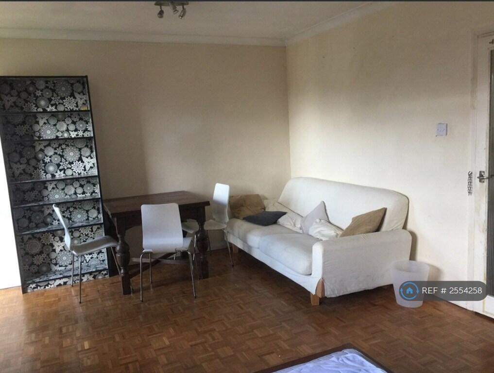 Largest Bedroom / Shared Lounge