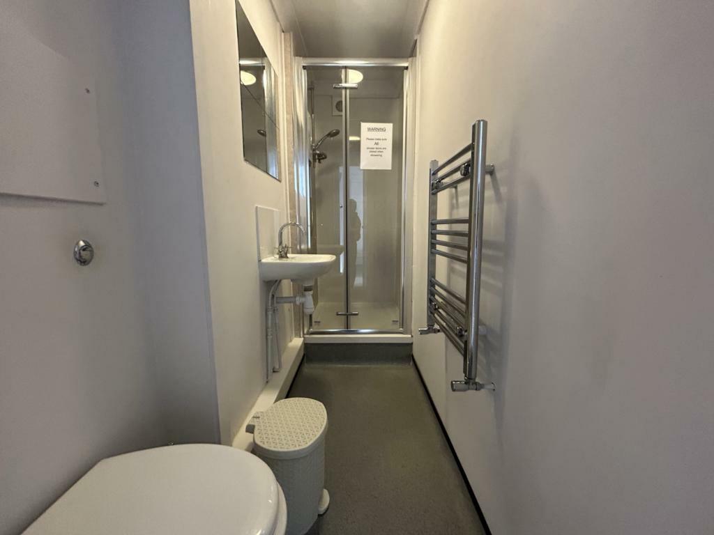 SHOWER ROOM