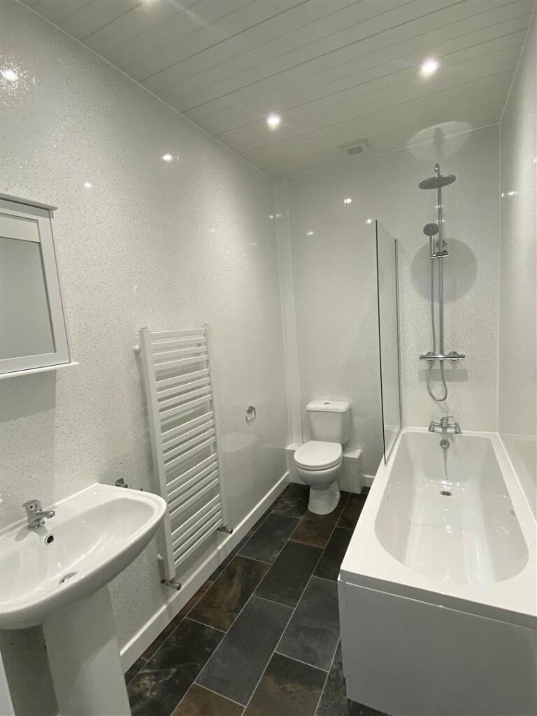 bathroom  2 flat 2.jpg