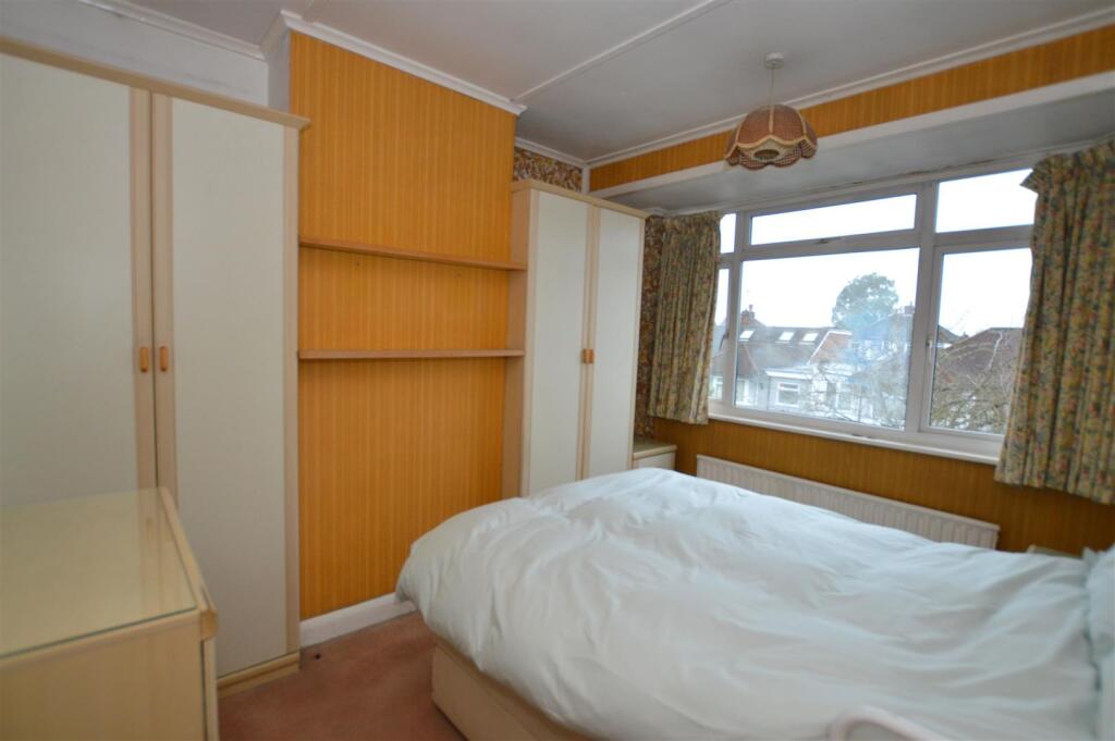 9 Villiers Avenue bed 1.JPG